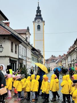 Foto utrinki krašenja smrečic in prižig plamenčkov upanja na Šutni (13)